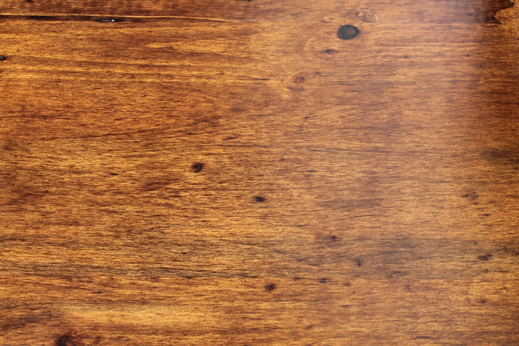 Close-up view of the reclaimed pine wood grain on the seat.