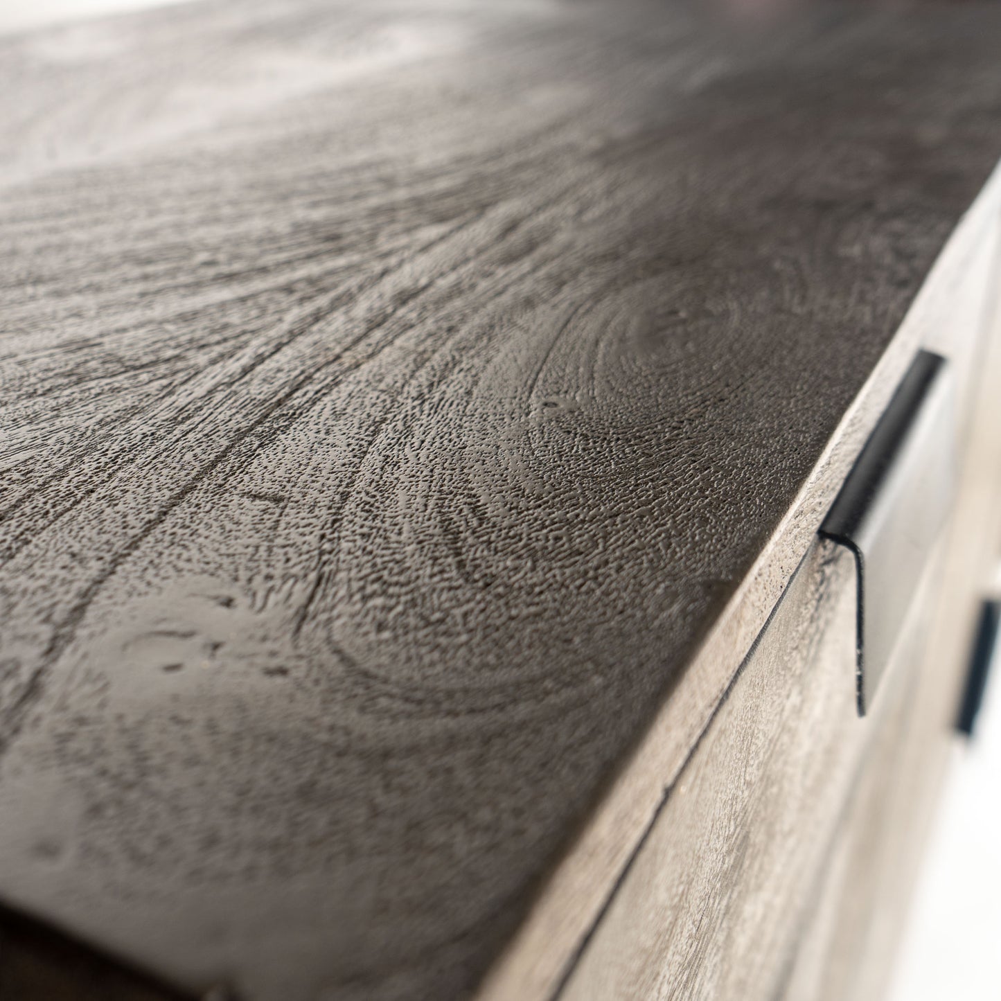 Close-up of the textured acacia wood surface and sleek black metal handle.